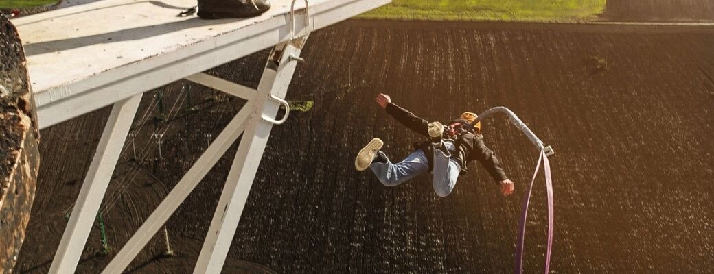Bungee jumping zo 100m komína