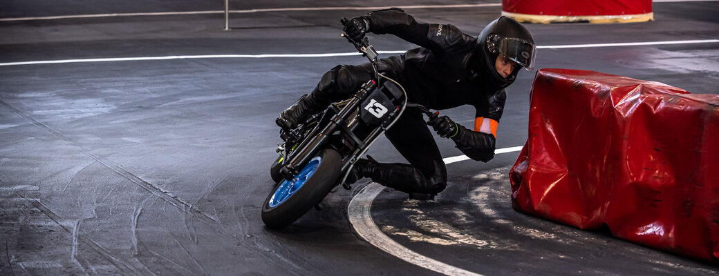 Kolenom budete olizovať podlahu ako na klasickom motocykli :)