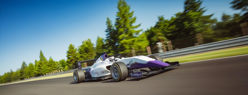 Formule F4 Mygale v zážitkových barvách na okruhu v Brně