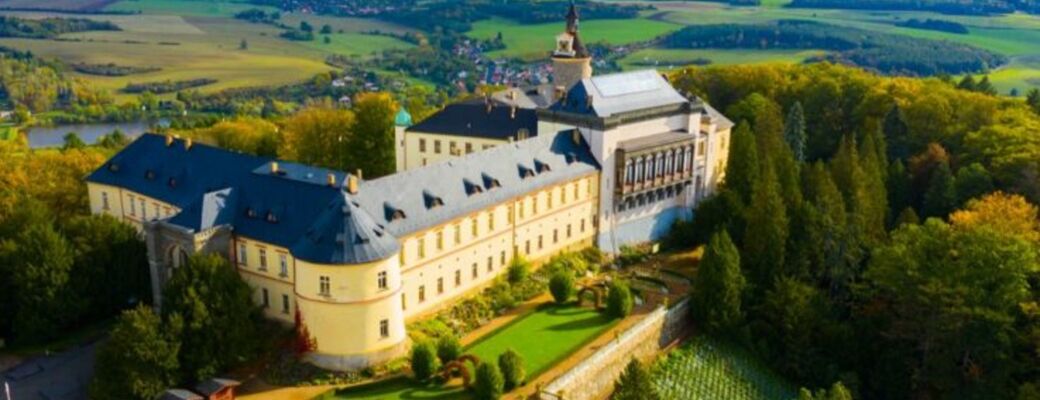 Pohľad na hrad Zbiroh z vtáčej perspektívy