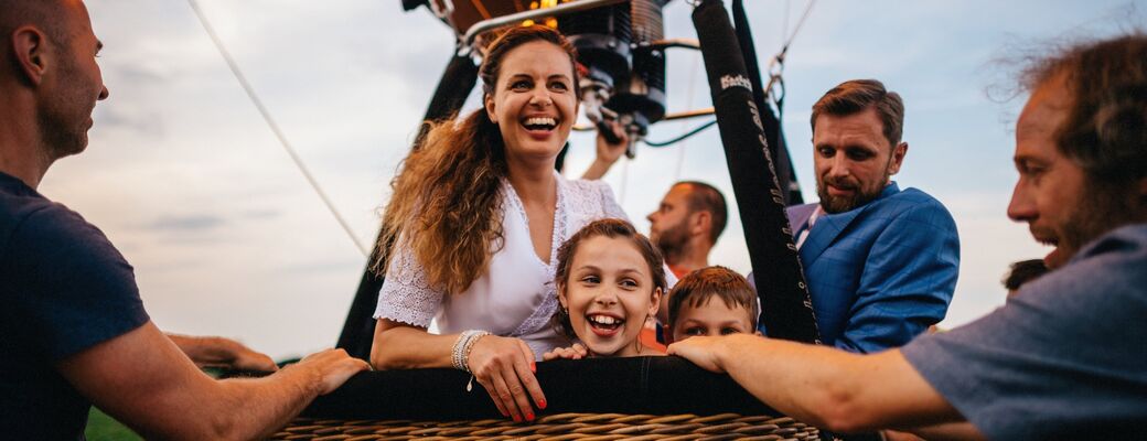 Sme na ceste!
(na fotografiách je päťmiestny balón, ale na tento typ zážitku používame sedemmiestny balón)