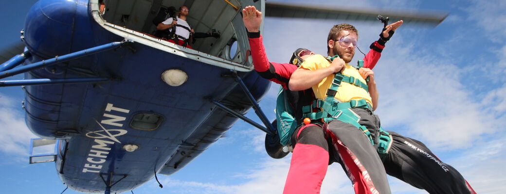 Zažite dva zážitky v jednom! Zažite tandemový zoskok z vrtuľníka!
