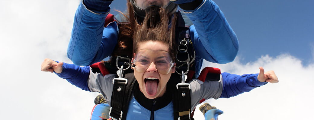 Tandemový zoskok padákom z výšky 6000 m