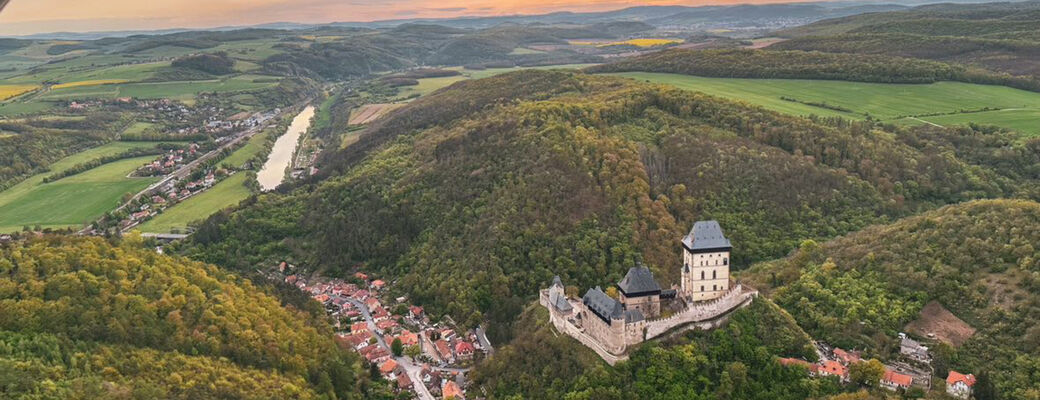 Vyhliadkový let nad Karlštejnom.