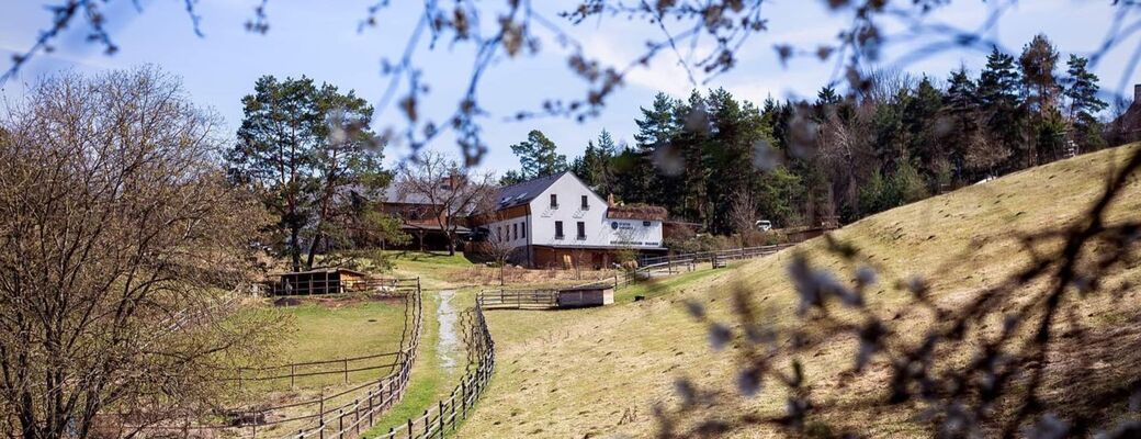 Farma je obklopená miernymi svahmi a pastvinami.