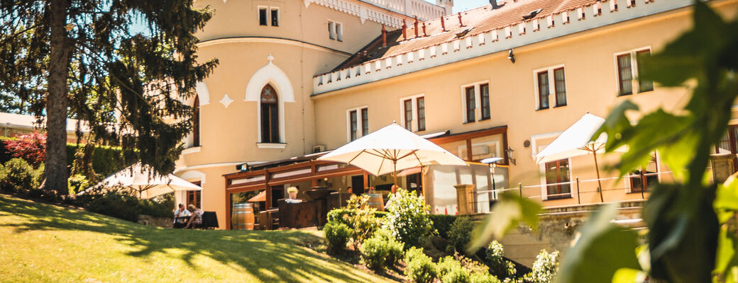 Zámecký luxus na jednu noc so štvorchodovou večerou pre dvoch