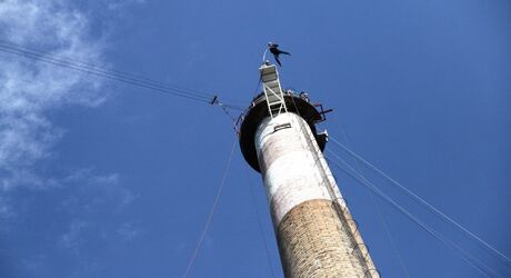 Bungee jumping zo 100m komína