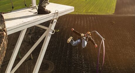 Bungee jumping zo 100m komína