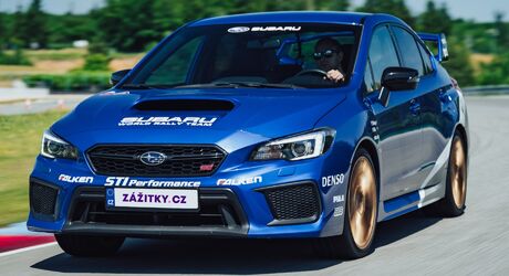 Jazda s vozidlom Subaru Impreza WRX STI na polygóne.