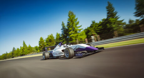 Formule F4 Mygale v zážitkových barvách na okruhu v Brně