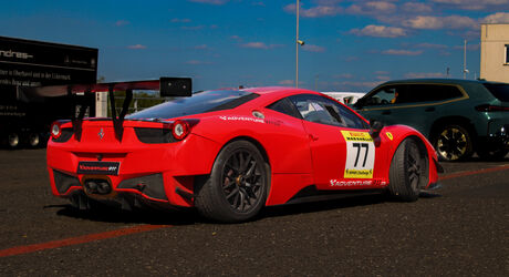 Sadnite si na miesto spolujazdca a pocíťte rýchlosť tohto ikonického pretekárskeho vozidla na vlastnej koži.