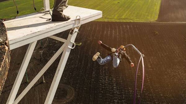 Bungee jumping zo 100m komína