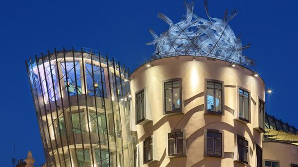 Zažite nezabudnuteľný pobyt v Tancujúcom dome v centre Prahy.