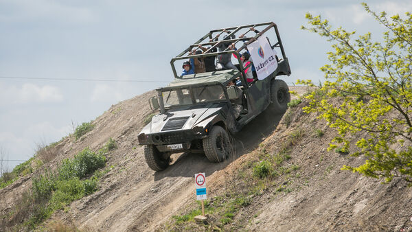 Tento Hummer zvládne akýkoľvek terén.