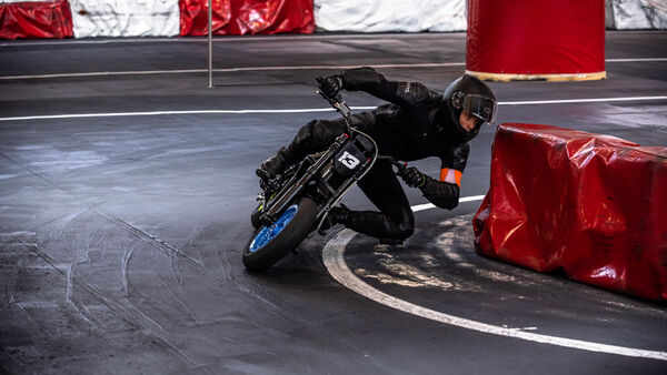 Kolenom budete olizovať podlahu ako na klasickom motocykli :)