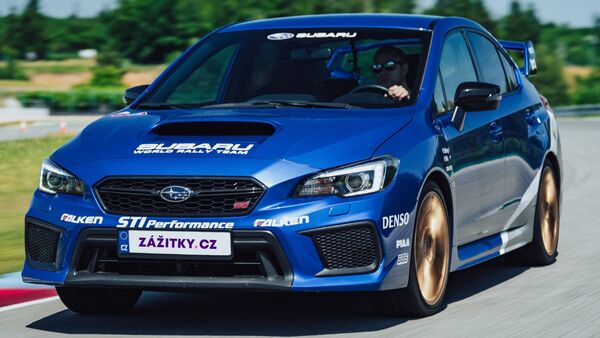 Jazda s vozidlom Subaru Impreza WRX STI na polygóne.