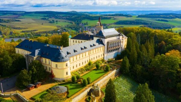 Pohľad na hrad Zbiroh z vtáčej perspektívy