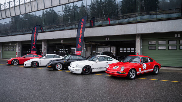 Vyberte si jednu zo 6 generácií modelu Porsche 911? alebo vyskúšajte všetky.