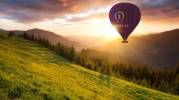 Popoludňajší let pred západom slnka je romantika na jednotku.