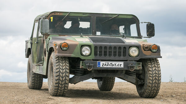 Humvee - vojenský Hummer pripravený na vaše dobrodružstvo.