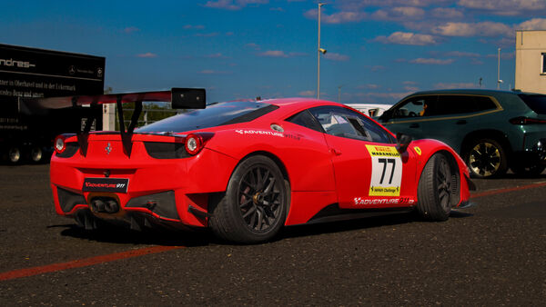 Sadnite si na miesto spolujazdca a pocíťte rýchlosť tohto ikonického pretekárskeho vozidla na vlastnej koži.