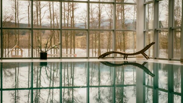 Pohodlie pri bazéne s výhľadom na priehradu Lipno.