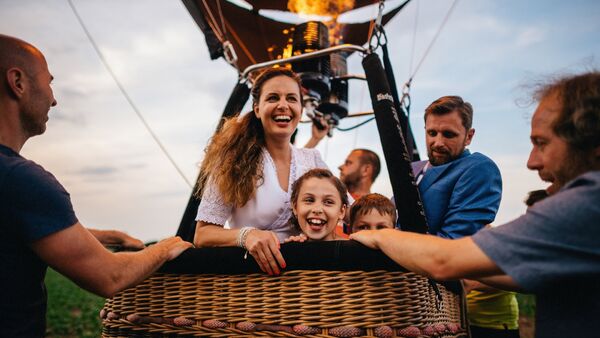 Sme na ceste!
(na fotografiách je päťmiestny balón, ale na tento typ zážitku používame sedemmiestny balón)