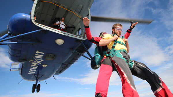 Zažite dva zážitky v jednom! Zažite tandemový zoskok z vrtuľníka!