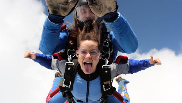 Tandemový zoskok padákom z výšky 6000 m