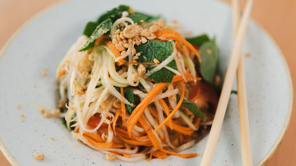 Šalát z papáje s arašidmi