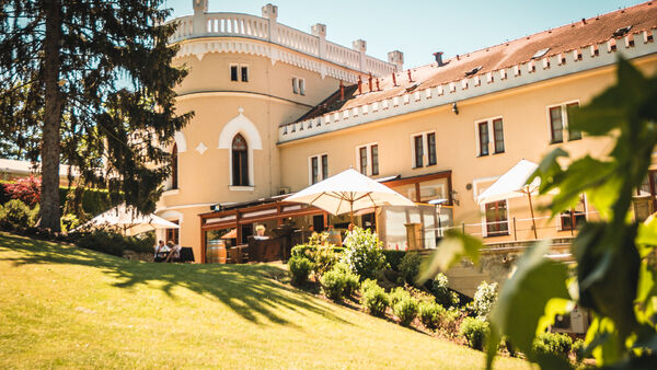 Zámecký luxus na jednu noc so štvorchodovou večerou pre dvoch