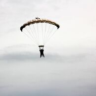 účastník zážitku (Chvaletice, 30) na tandemovom zoskoku padákom