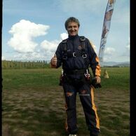 František Foltýn (Kralupy nad Vltavou, 55) na tandemovom zoskoku padákom