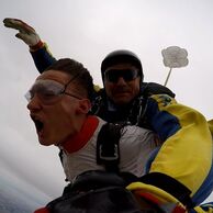 Tadeáš Novotný (Havlíčkův Brod, 20) na tandemovom zoskoku padákom