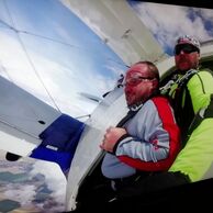 Zdeněk Chadima (Řetová, 40) na tandemovom zoskoku padákom