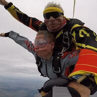 účastník zážitku (Oederan (Německo), 30) na tandemovom zoskoku padákom