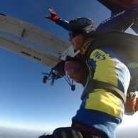 Ivana Trnková (praha, 51) na tandemovom zoskoku padákom