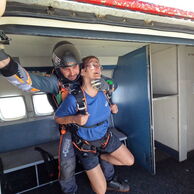 Ivana Kupková (Ostrava - Poruba, 49) na tandemovom zoskoku padákom