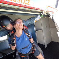 Ivana Kupková (Ostrava - Poruba, 49) na tandemovom zoskoku padákom