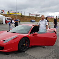 Milan Šilhan (Brno, 71) na Jazde vo Ferrari na Morave