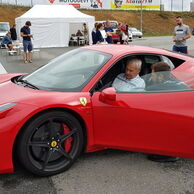 Milan Šilhan (Brno, 71) na Jazde vo Ferrari na Morave