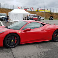 Milan Šilhan (Brno, 71) na Jazde vo Ferrari na Morave