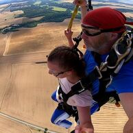 účastník zážitku (Nové Město pod Smrkem, 21) na tandemovom zoskoku padákom