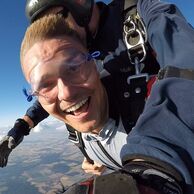 Jan Rychetský (Praha, 36) na tandemovom zoskoku padákom