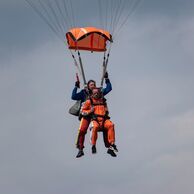 účastník zážitku (Přerov, 51) na tandemovom zoskoku padákom