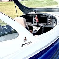 Stanislav Fatka (Loděnice u Berouna, 70) na Pilotovi malého lietadla na skúšku