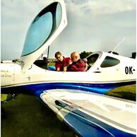 Stanislav Fatka (Loděnice u Berouna, 70) na Pilotovi malého lietadla na skúšku