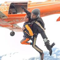 Petra Vondráčková (Pec pod Sněžkou, 41) na tandemovom zoskoku padákom