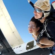 Johana Andršová (Praha, 17) na tandemovom zoskoku padákom