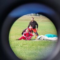 Ondřej Kettner (Srubec, 24) na tandemovom zoskoku padákom